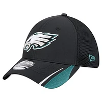 Men's New Era  Black Philadelphia Eagles Game Day Linear 39THIRTY Flex Hat