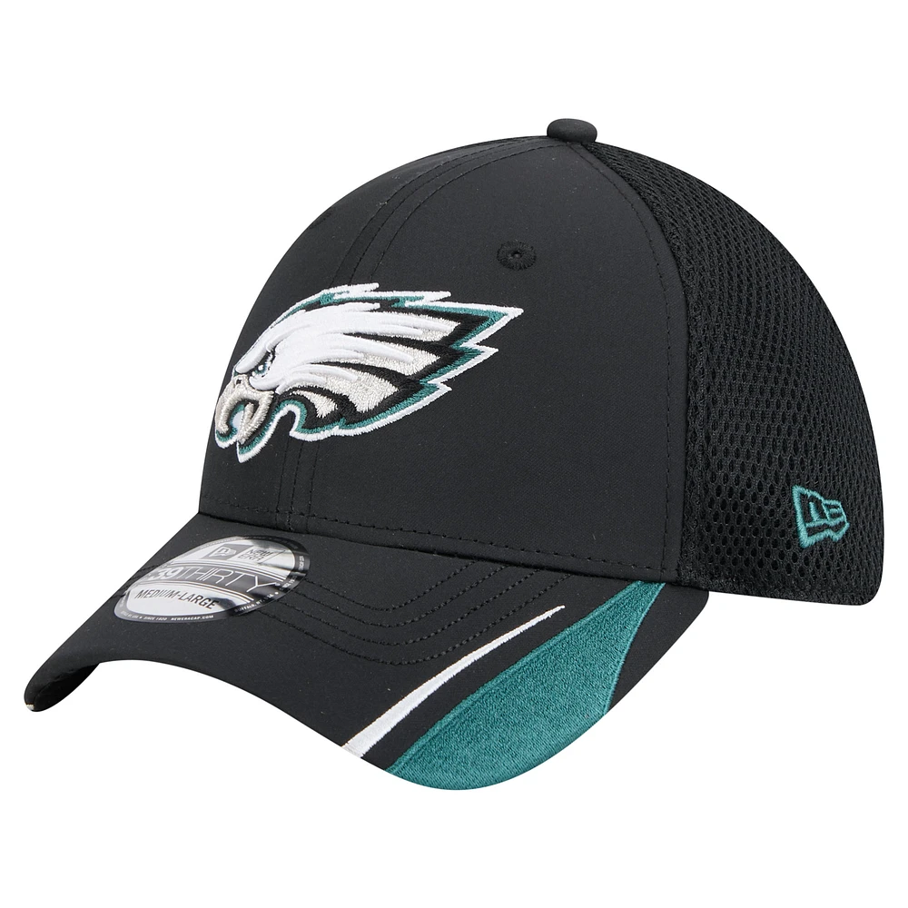 Men's New Era Black Philadelphia Eagles Game Day Linear 39THIRTY Flex Hat