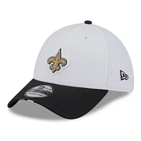 Men's New Era  White/Black Orleans Saints 2025 NFL Training Camp 39THIRTY Flex Hat