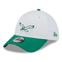 Men's New Era  White/Kelly Green Philadelphia Eagles 2025 NFL Training Camp Throwback Logo 39THIRTY Flex Hat