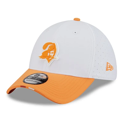Men's New Era  White/Orange Tampa Bay Buccaneers 2025 NFL Training Camp Throwback Logo 39THIRTY Flex Hat