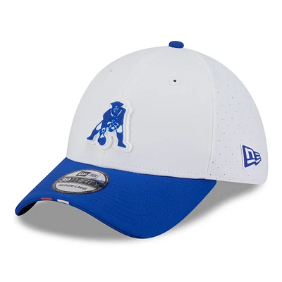Men's New Era  White/Royal England Patriots 2025 NFL Training Camp Throwback Logo 39THIRTY Flex Hat