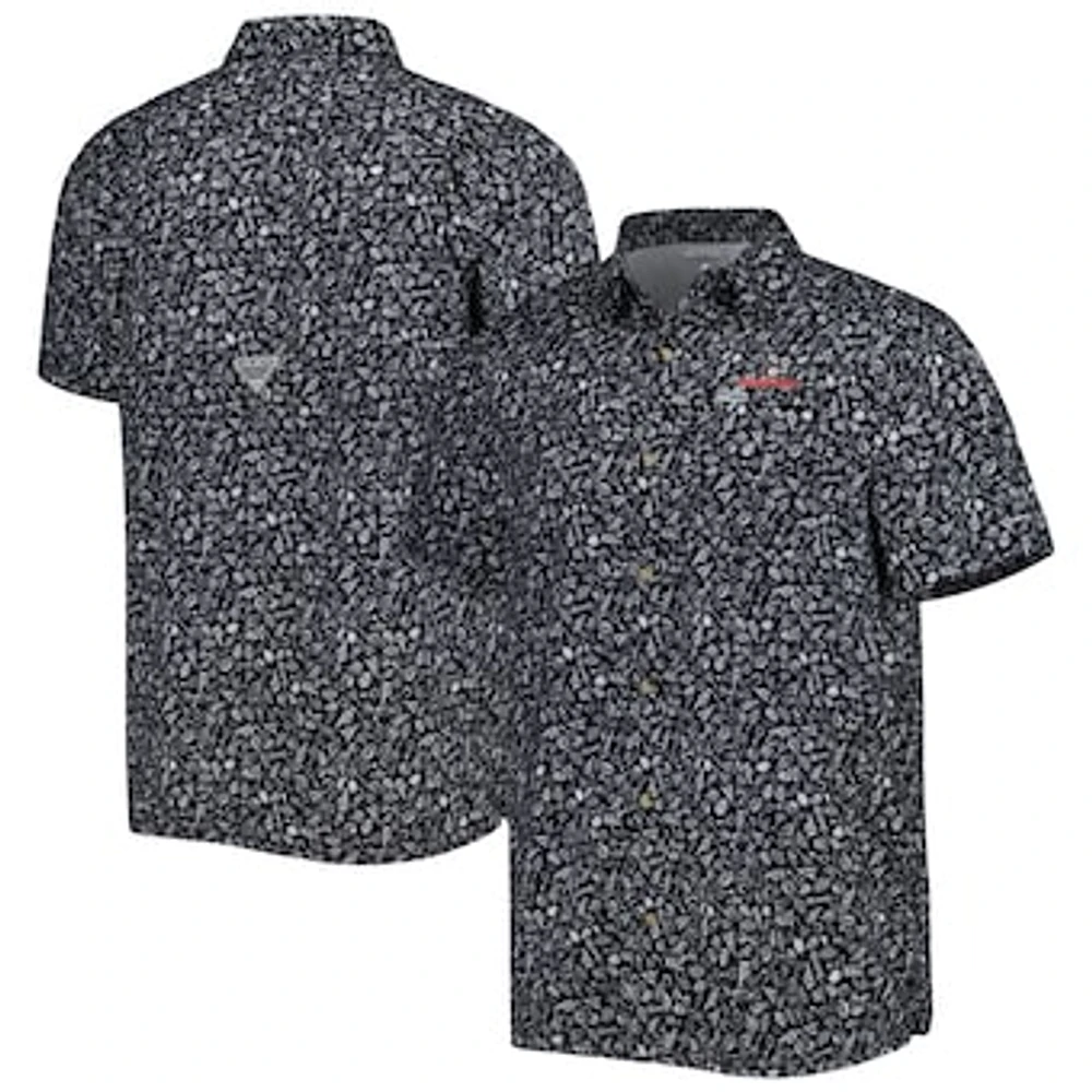 Men's Columbia Black Georgia Bulldogs Super Slack Tide Omni-Shade Team Button-Up Shirt