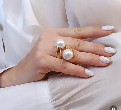 Carolina Olivares twist pearls ring