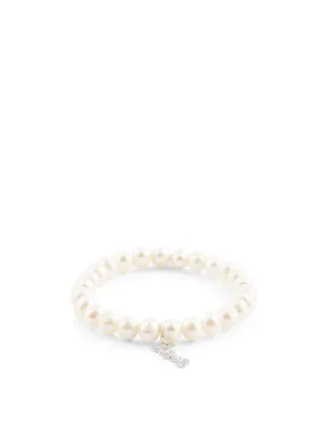 Bracelet de perles orné d'une minibreloque «love» en or blanc à 14 ct sertie de diamants