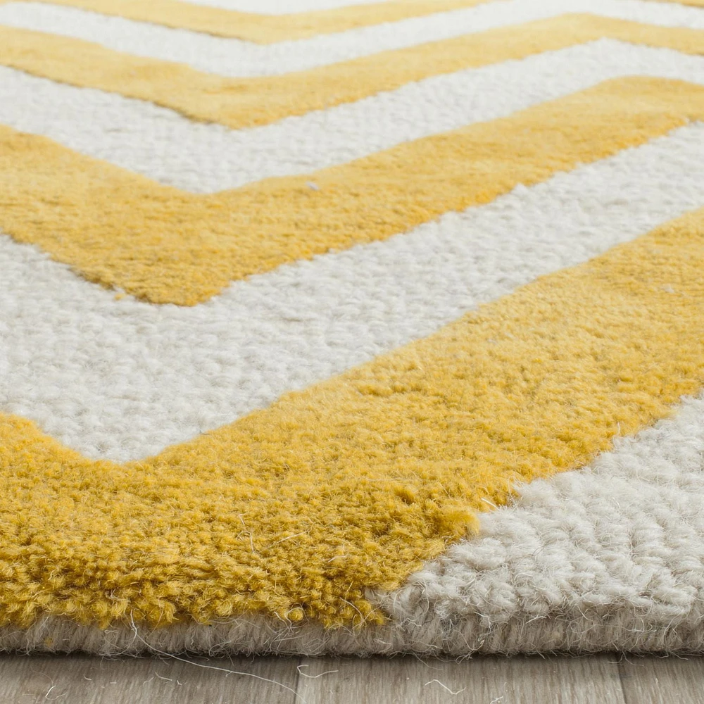 Safavieh Cambridge Kaitlyn Zig Zag Stripes Area Rug