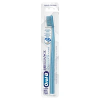 Brosse à dents Oral-B Brillance blanchiment haut de gamme avec efface-plaque, moyenne, bleu ciel