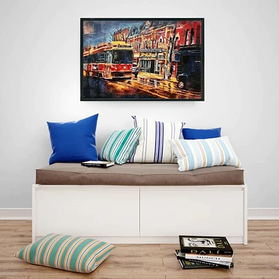 Impressionnant bâtiment noir et blanc avec bus coloré, œuvre d'art murale peinte à 50 % à la main (39" H x 59" L x 1,35" P), présentant un contraste audacieux et des détails vibrants, parfait pour ajouter une touche dynamique et artistique aux salons