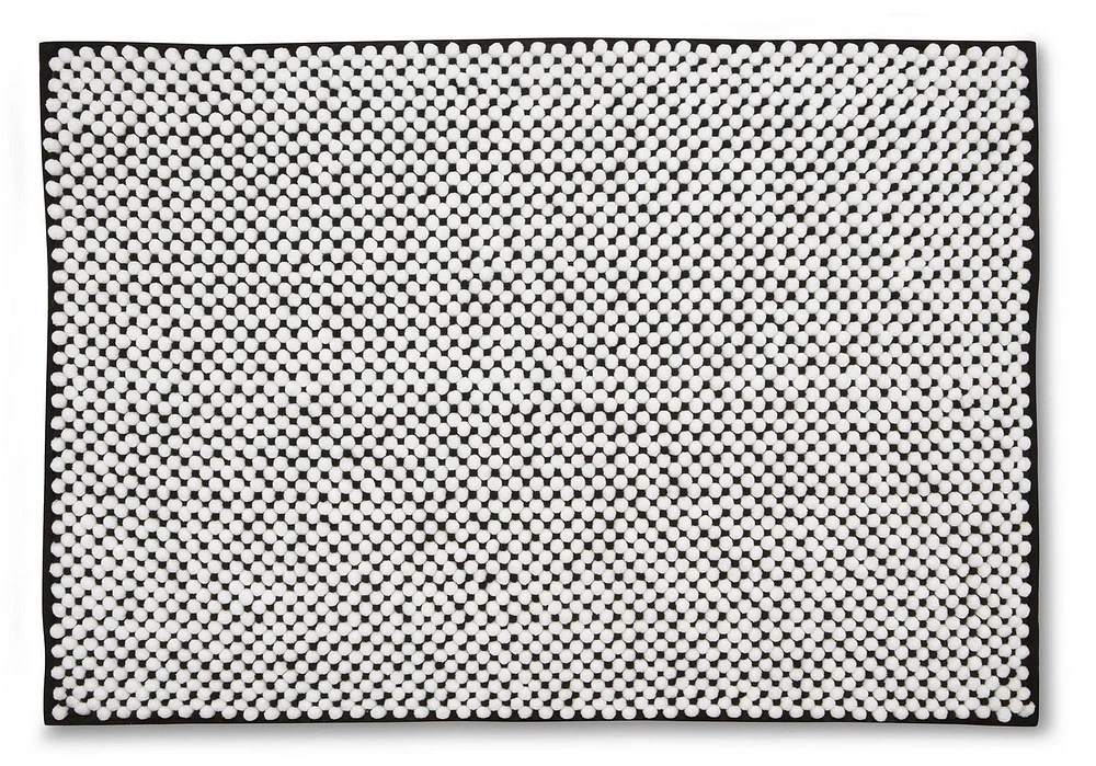 Mainstays Noodle Chenille Black and White Bath Mat, 20"x30", Non-slip chenille bath mat