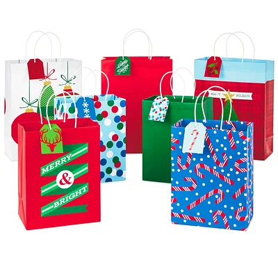 Assortiment de sacs-cadeaux Hallmark de Noël avec étiquettes-cadeaux, style traditionnel (Paquet de 7 sacs : 3 grands sacs de 13 po, 4 sacs moyens de 9 po et 7 étiquettes-cadeaux)