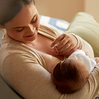Coussinets d'allaitement lavables Safe & Dry de Medela, 4 coussinets pour l'allaitement, ultra-absorbants, réutilisables, design profilé anti-glissement Safe & Dry sont conçus pour aider