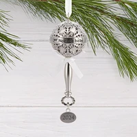 Hallmark Christmas Ornament (1er Noël de Bébé Silver Baby Rattle 2024 Metal)