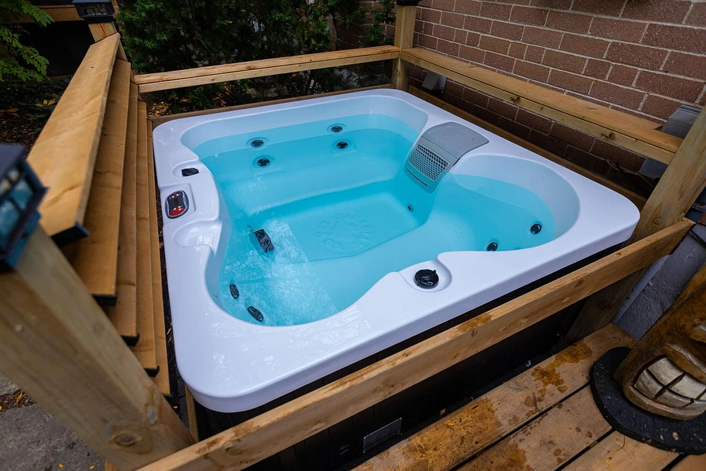 Gander 4-Person Acrylic Plug & Play Spa - With Lounger