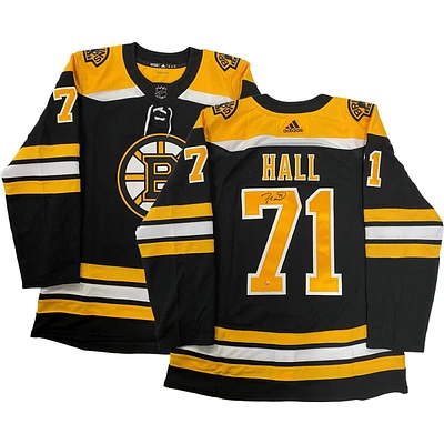 Taylor Hall a signé Jersey