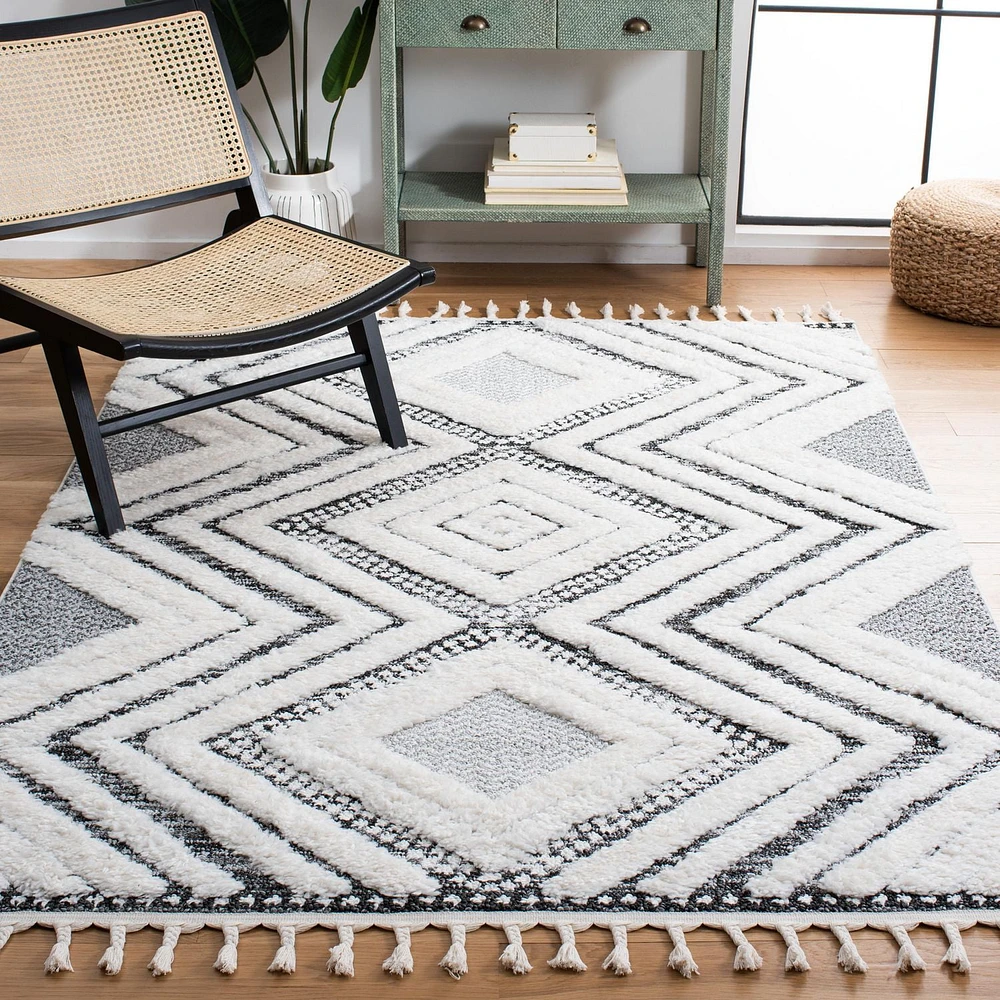 SAFAVIEH Moroccan Iacopo Diamond Tassel Shag Area Rug