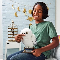 Wizarding World, Enchanting Hedwig Interactive Harry Potter Owl with Over 15 Sounds and Movements and Hogwarts Envelope, Kids Toys for Ages 5 and up