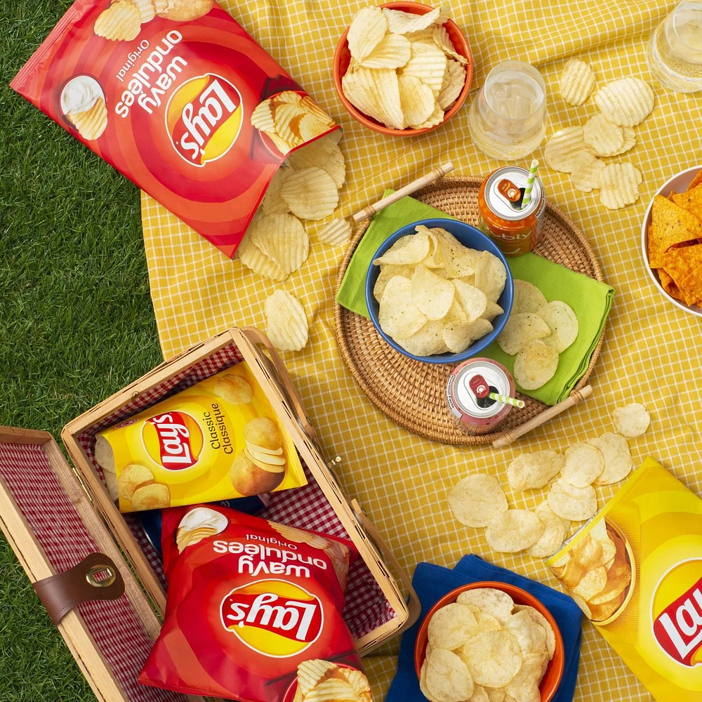Lay's Dill Pickle flavoured potato chips, 66g
