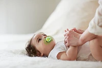 Suces MAM Perfect, suces orthodontiques (emballage de deux), suces MAM 6 mois et plus, meilleure suce pour les bébés allaités, suce pour bébé fille