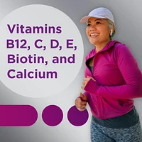 Centrum MultiGummies Femmes 50+, un supplément gélifié complet de vitamines et de minéraux, saveurs de fruits tropicaux , baies mélangées et orange, en format de 120 gelées 120 gelées