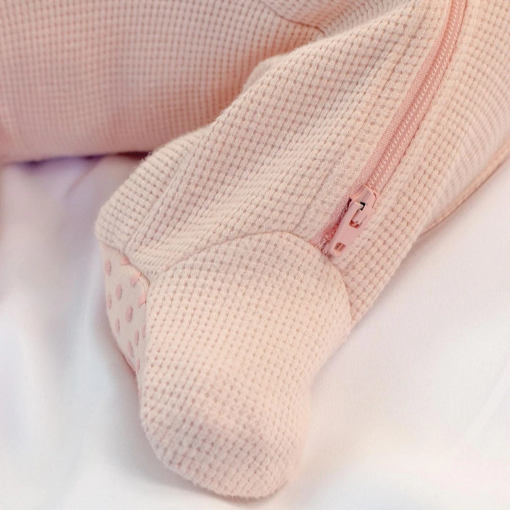 Juddlies Designs - Nouveau-né, bébé, tout-petit - Collection Mini Waffle - Dormeur à pied - Argile Rose