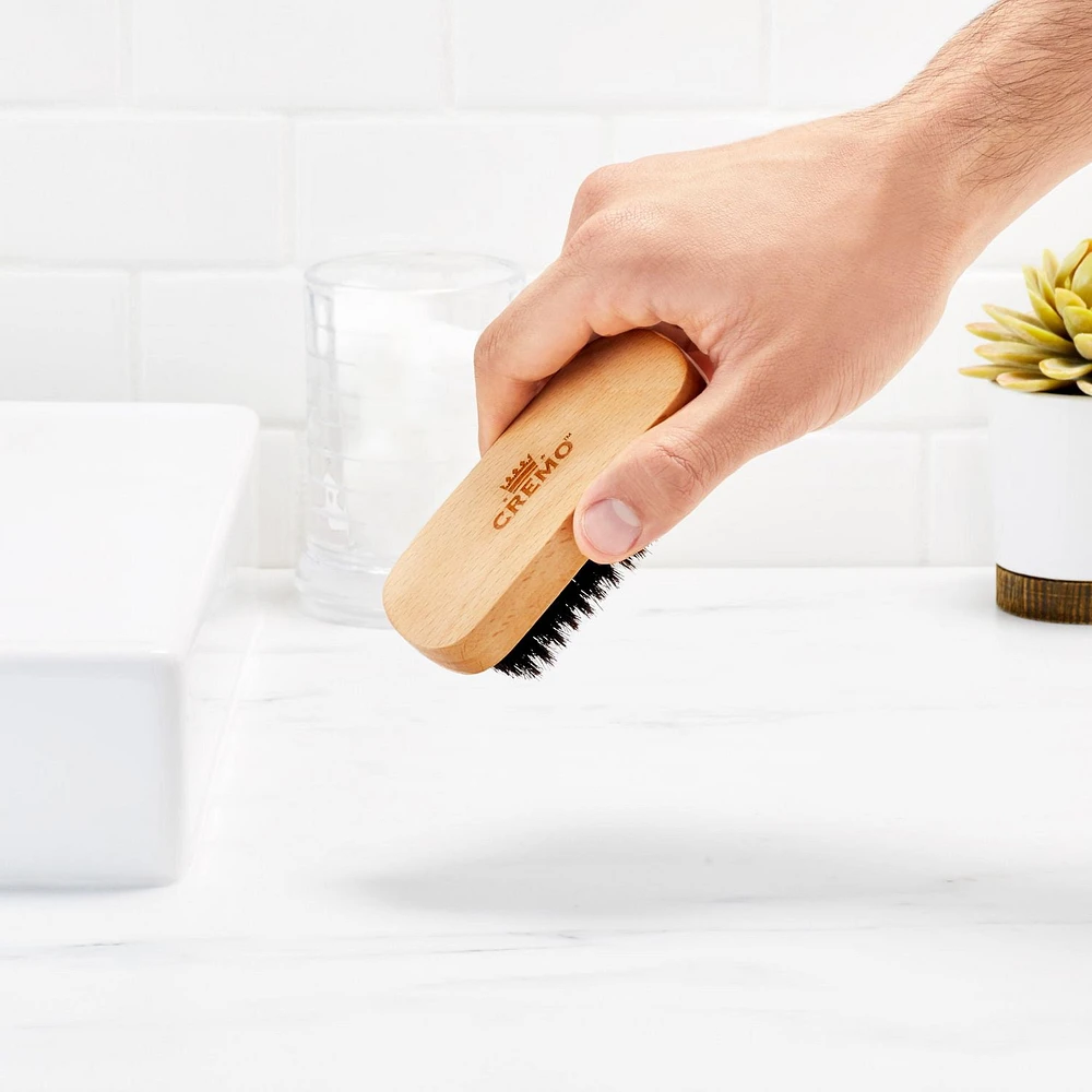 Faite de poils d’origine végétale à 100 %, cette brosse est parfaite pour démêler, sculpter et styliser les barbes, quelle qu’en soit la longueur. 1 Brosse