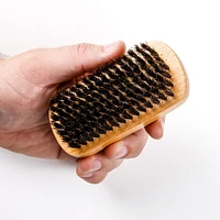 Faite de poils d’origine végétale à 100 %, cette brosse est parfaite pour démêler, sculpter et styliser les barbes, quelle qu’en soit la longueur. 1 Brosse
