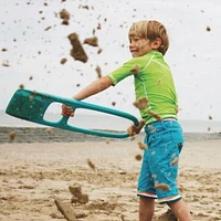 Quut - Scoppi - Unbreakable Shovel Beach Toy with Sand Sifter - Iconic Design - Ergonomic Handle - Durable Plastic - Eye-Catching & Fun for Kids