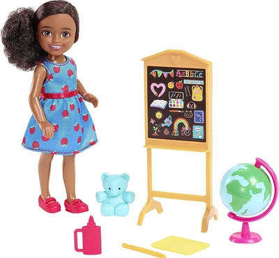 Barbie Chelsea Can Be Playset with Brunette Chelsea Teacher Doll (6 inches), Chalkboard, Pointer, Globe, Mug, File, Teddy Bear Figure, Great Gift for Ages 3 Years Old & Up​​