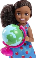 Barbie Chelsea Can Be Playset with Brunette Chelsea Teacher Doll (6 inches), Chalkboard, Pointer, Globe, Mug, File, Teddy Bear Figure, Great Gift for Ages 3 Years Old & Up​​