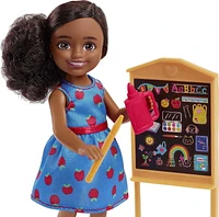 Barbie Chelsea Can Be Playset with Brunette Chelsea Teacher Doll (6 inches), Chalkboard, Pointer, Globe, Mug, File, Teddy Bear Figure, Great Gift for Ages 3 Years Old & Up​​