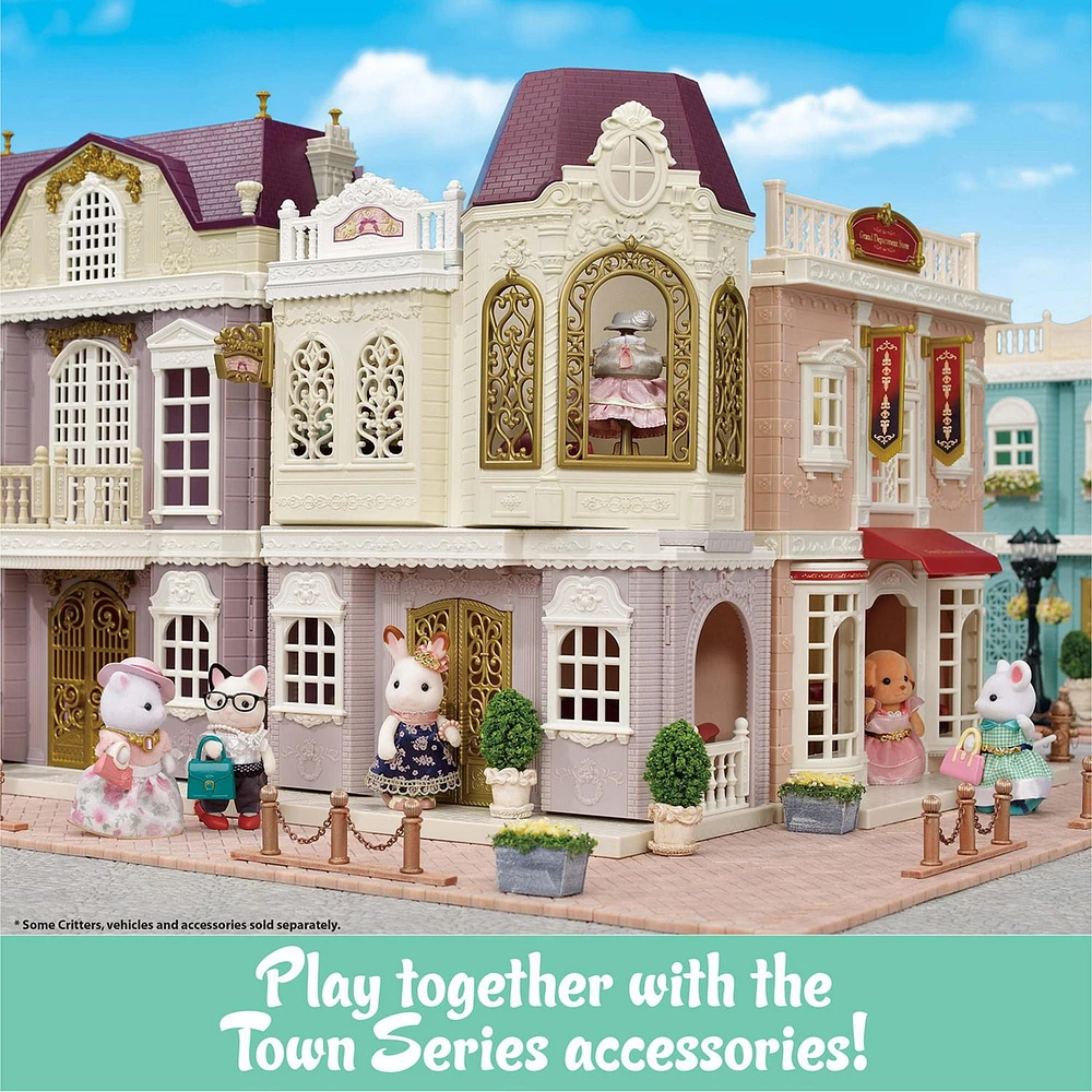 Calico Critters Fashion Playset Sugar Sweet Collection, Dollhouse Playset with Marshmallow Mouse Figure and Fashion Accessories