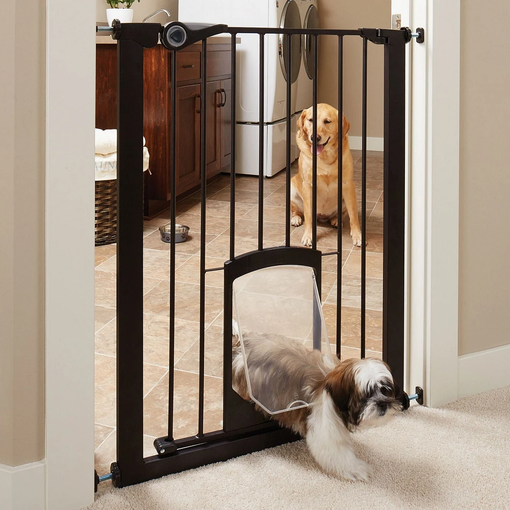 Barrière haute Passage pour animaux avec chatière de North States™ Mypet™ - Bronze mat