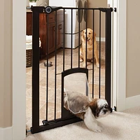 Barrière haute Passage pour animaux avec chatière de North States™ Mypet™ - Bronze mat