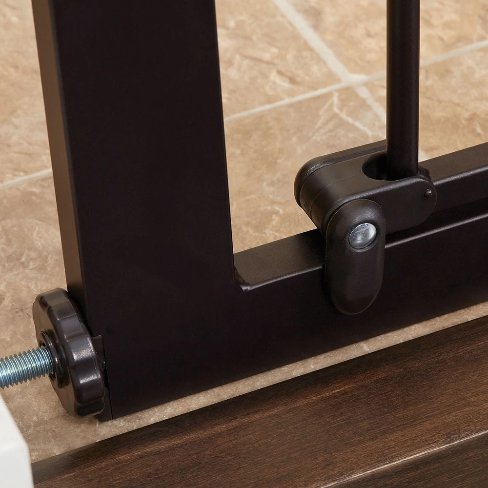 Barrière haute Passage pour animaux avec chatière de North States™ Mypet™ - Bronze mat