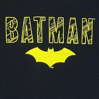 Batman T-shirt de base pour garçon. Ce t-shirt à col rond pour garçons a des manches courtes et un imprimé tendance et
