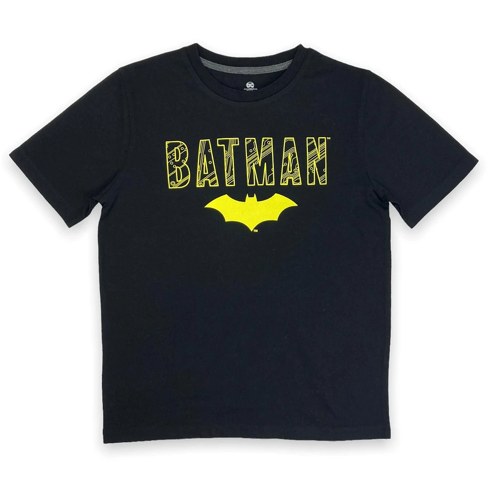 Batman T-shirt de base pour garçon. Ce t-shirt à col rond pour garçons a des manches courtes et un imprimé tendance et