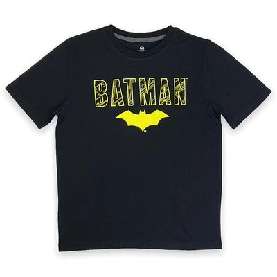 Batman T-shirt de base pour garçon. Ce t-shirt à col rond pour garçons a des manches courtes et un imprimé tendance et