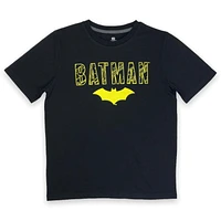 Batman T-shirt de base pour garçon. Ce t-shirt à col rond pour garçons a des manches courtes et un imprimé tendance et