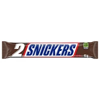SNICKERS, barre choc. au lait et arachides, grand format 2 morc., 93 g Contient une (1) barre SNICKERS grand format de 93 g.