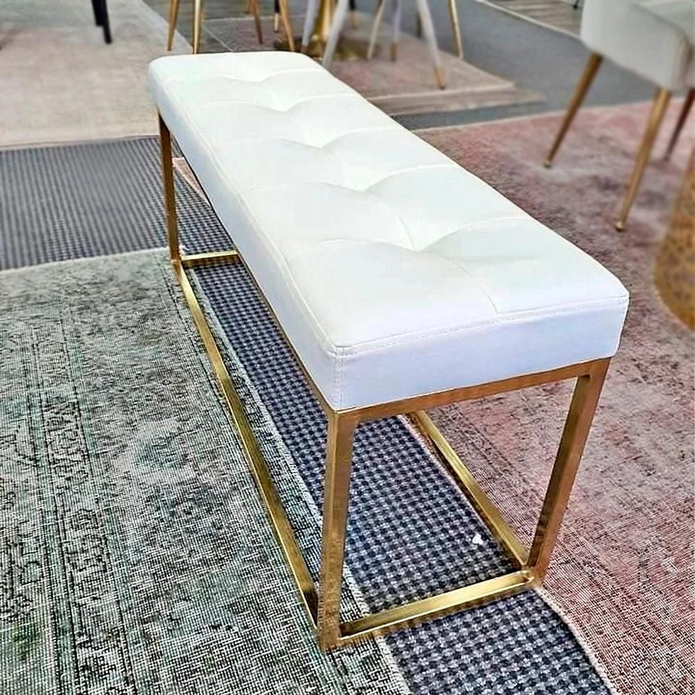 Banc en PU blanc de la collection Heavenly, banc en PU avec acier inoxydable doré, banc en acier inoxydable, banc poli, banc en PU, banc doré, banc d'entrée