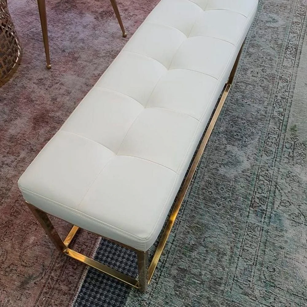 Banc en PU blanc de la collection Heavenly, banc en PU avec acier inoxydable doré, banc en acier inoxydable, banc poli, banc en PU, banc doré, banc d'entrée