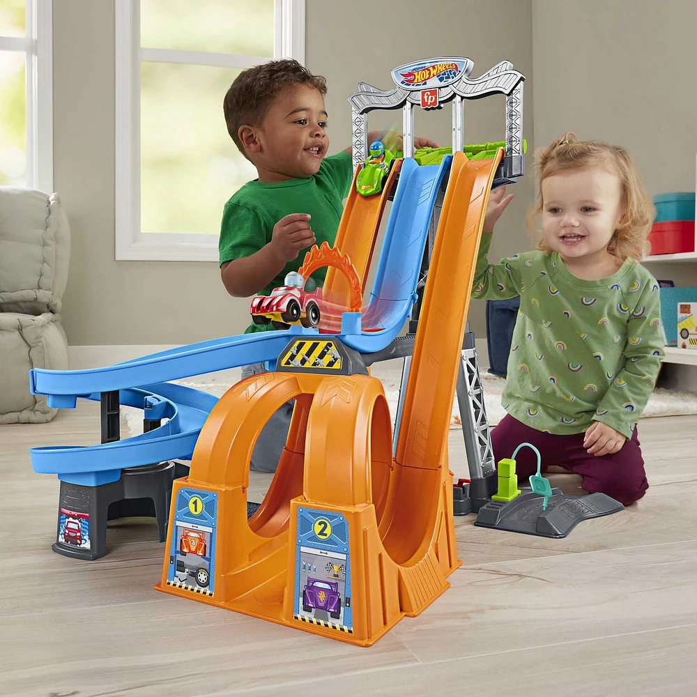 Fisher-Price Little People Hot Wheels Racing Loops Tower Toddler Vehicle Playset with Sounds & 2 Toy Cars