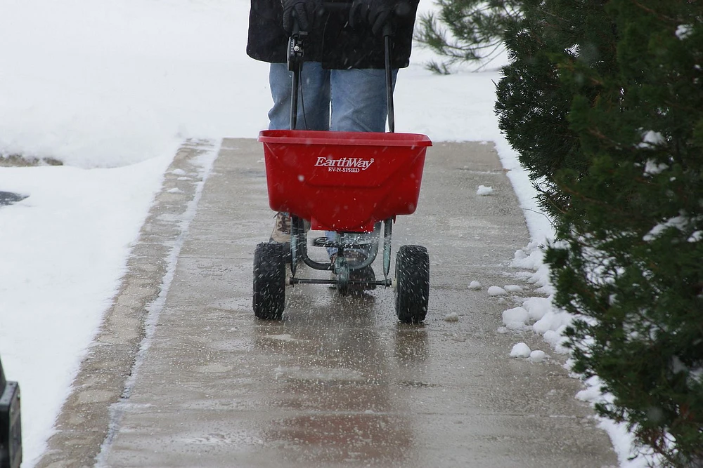 Earthway 9 in. Estate Grade Broadcast Fertilizer Spreader