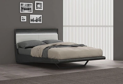 Lit double K-Living au fini laqué gris Asher avec tête de lit rembourrée en PU et lumière LED à une touche