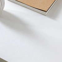 Jennifer 47 dans Brown Frame Desk
