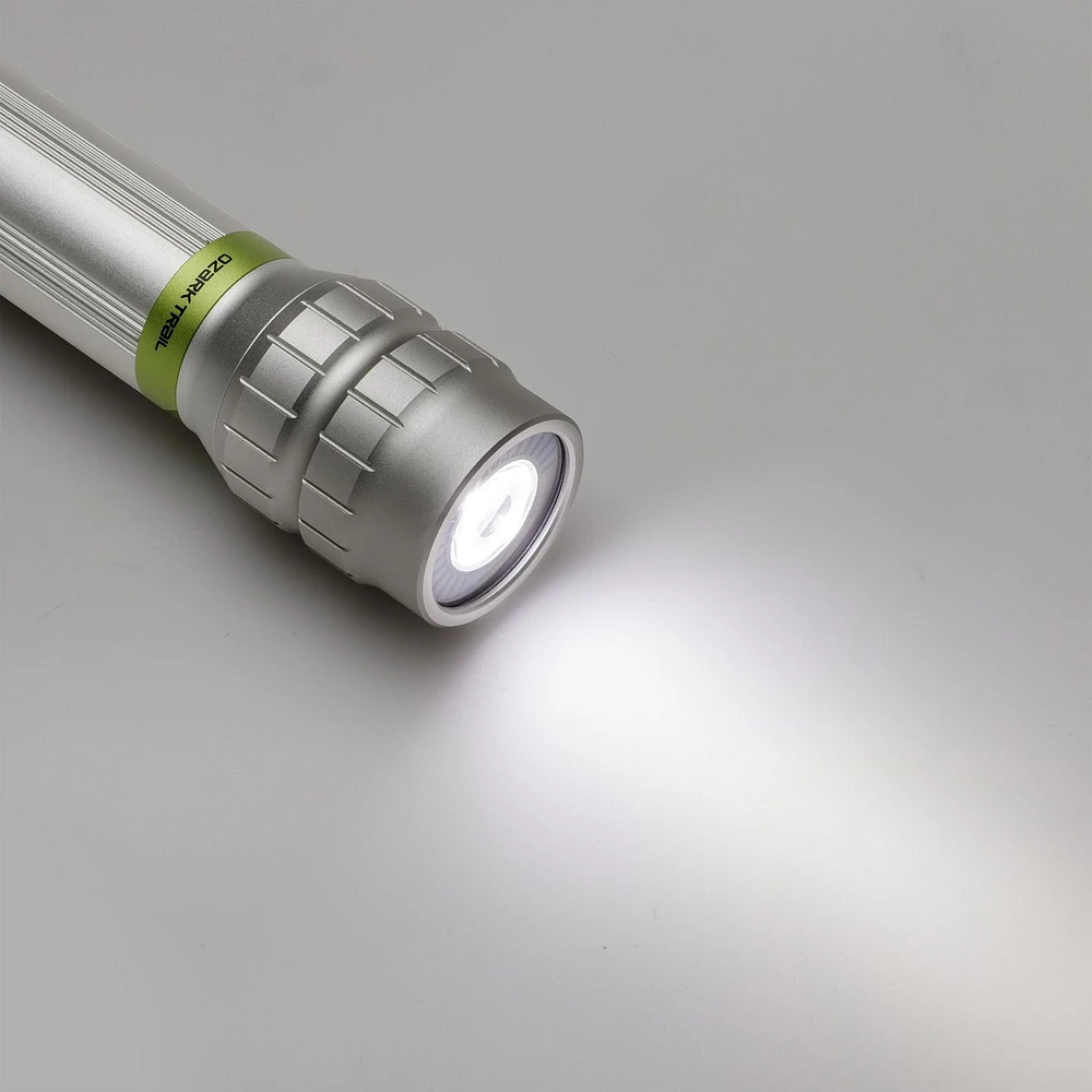 Lampe de poche rechargeable à DEL à gradation automatique Ozark Trail 2000 lumens Lampe de poche de camping à DEL