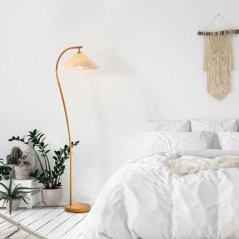 Lampe sur pied de 1,57 m (62 po) de Novogratz x Globe couleur bois avec abat-jour en tissu plissé blanc cassé<br>