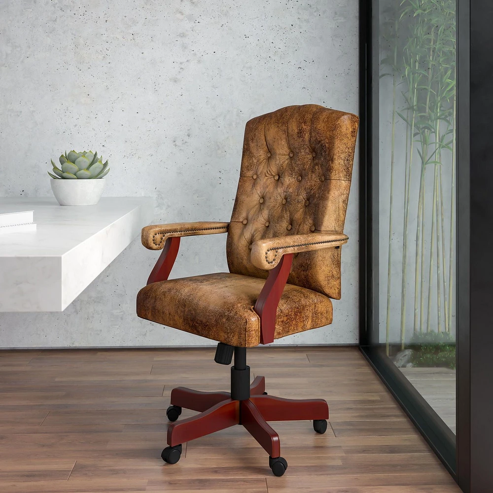 Chaise exécutive de bureau classique pivotante en brun Bomber avec appui-bras