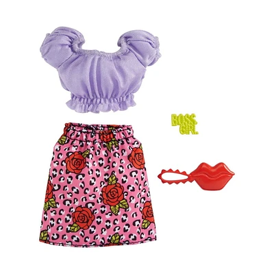 Coffret Tenue ​Barbie avec haut court violet, jupe florale, sac à main en forme de lèvres et épingle à cheveux «Boss Girl»