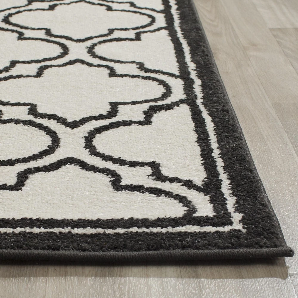 Safavieh Amherst Wilson Geometric Area Rug